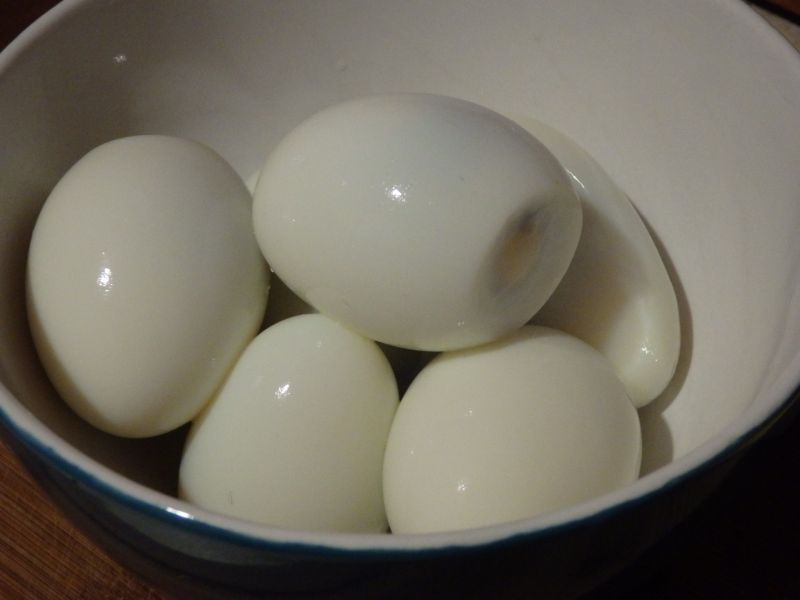 &OElig;ufs frais dans un panier de paille