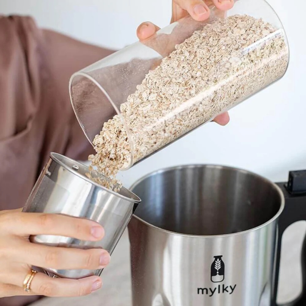 Pr&eacute;paration du lait v&eacute;g&eacute;tal avec la machine AlfaBot N2 en cuisine