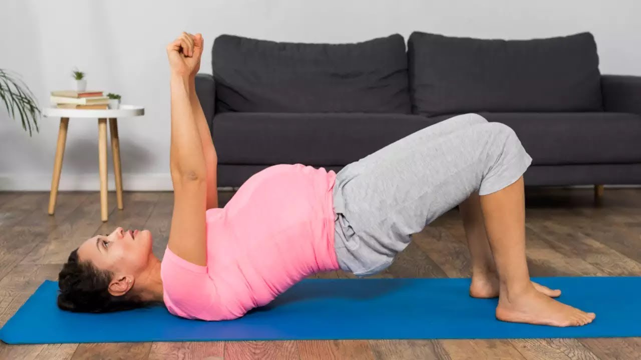 Femme pratiquant le yoga en position du lotus